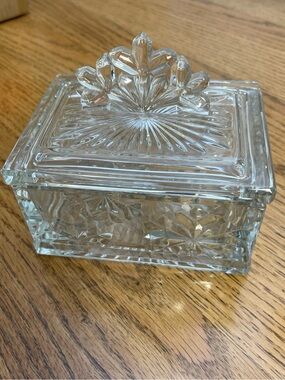 Vintage Clear Pressed Glass Trinket Box Snowflake Starburst Lidded Dish